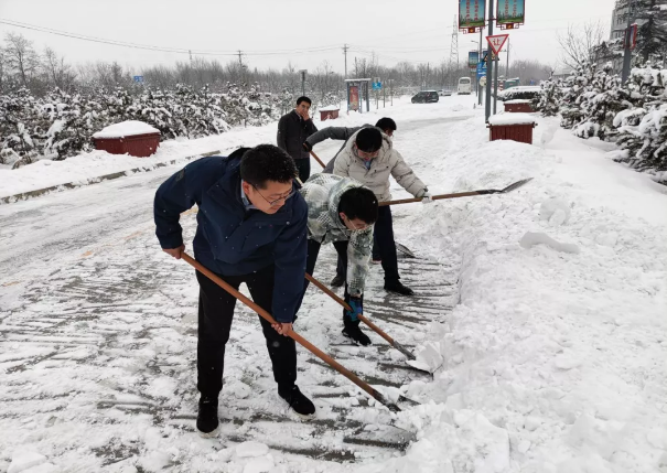 xk体育-xk体育(中国)官方网站
组织全体员工扫雪除冰(图2)
