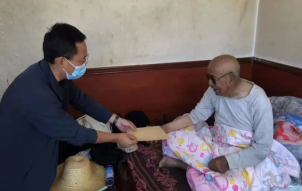 xk体育-xk体育(中国)官方网站
赴帮扶村对接工作并慰问困难党员(图2)